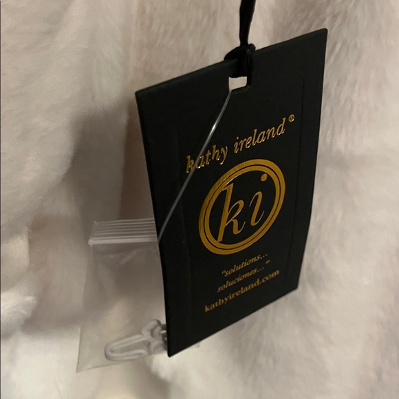 Luxurious White Faux Fur Coat - Picture 10 of 16